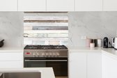 Spatscherm Keuken - Kookplaat Achterwand - Spatwand Fornuis - 100x65 cm - Hout - Planken - Wit - Aluminium - Wanddecoratie - Muurbeschermer - Hittebestendig