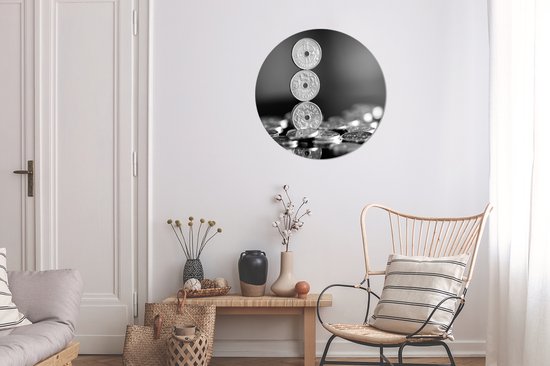 Une photo en noir et blanc d'un tas de couronnes norvégiennes Assiette en plastique cercle mural ⌀ 60 cm - impression photo sur cercle mural / cercle vivant (décoration murale)