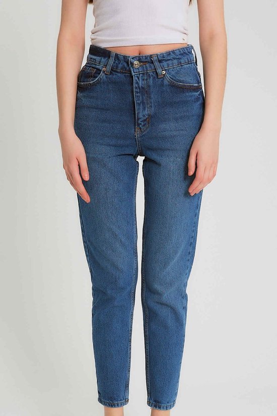 Donkerblauwe high waist jeans met rechte pijpen, gedragen door een model.