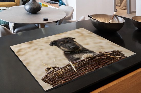 KitchenYeah® Inductie beschermer 78x52 cm - Duitse herder pup in mand - Kookplaataccessoires - Afdekplaat voor kookplaat - Inductiebeschermer - Inductiemat - Inductieplaat mat