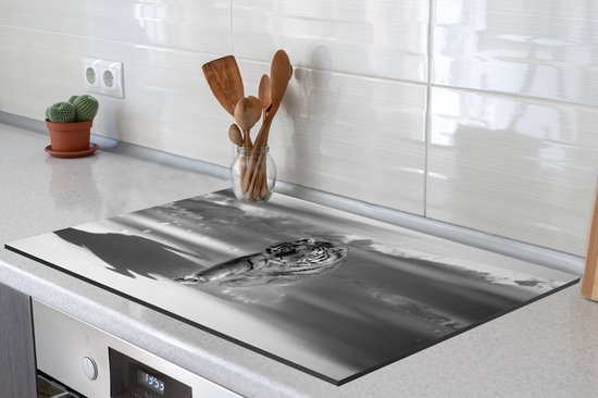 KitchenYeah® Inductie beschermer 76x51.5 cm - Tijger - Jacht - Sneeuw - Zwart - Wit - Kookplaataccessoires - Afdekplaat voor kookplaat - Inductiebeschermer - Inductiemat - Inductieplaat mat