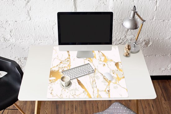 Sous-main avec imprimé marbre blanc et or, avec ordinateur, clavier, souris et tasse à café.