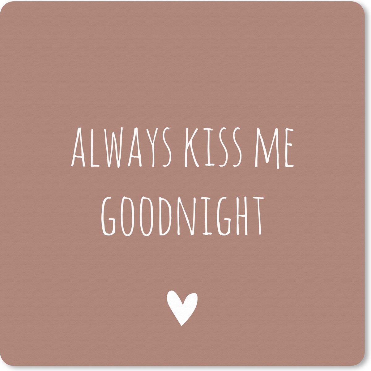 Muismat XXL 50x50 cm - Bureau onderlegger - Bureau mat Engelse quote "Always kiss me goodnight" met een hartje op een bruine achtergrond - Bureaumat - Gaming mousepad xl - Bureaulegger groot - Computer deskmat