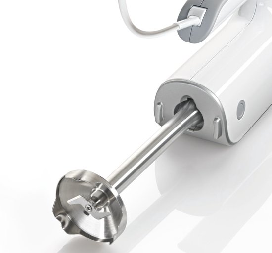 Witte handmixer met stroomkabel en zilverkleurige staafmixervoet, close-up.