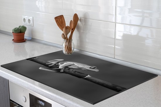 KitchenYeah® Inductie beschermer 80.2x52.2 cm - Roodoogmakikikker op bamboe - zwart wit - Kookplaataccessoires - Afdekplaat voor kookplaat - Inductiebeschermer - Inductiemat - Inductieplaat mat