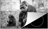 KitchenYeah® Inductie beschermer 81.6x52.7 cm - Een grote Gorilla met zijn baby - zwart wit - Kookplaataccessoires - Afdekplaat voor kookplaat - Inductiebeschermer - Inductiemat - Inductieplaat mat