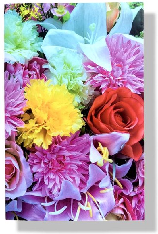 Boeket met veelkleurige bloemen, waaronder rode rozen en gele chrysanten.