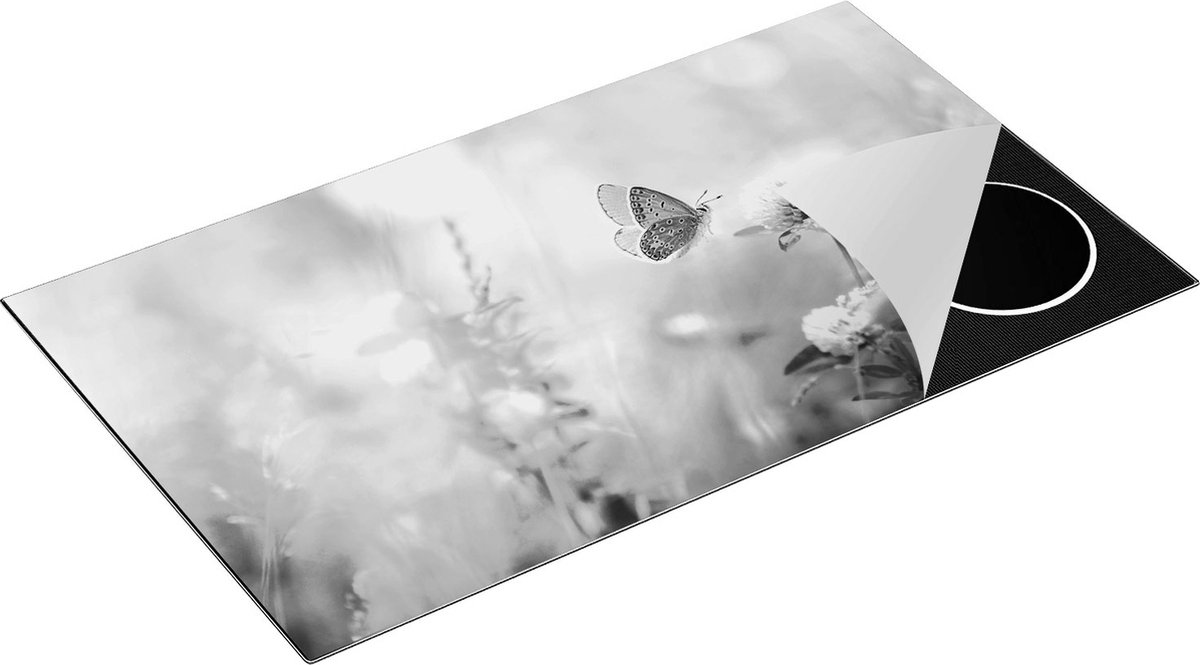 Chefcare Inductie Beschermer Blauwe Vlinder bij een Paarse Bloem - Zwart Wit - 91,6x52,7 cm - Afdekplaat Inductie - Kookplaat Beschermer - Inductie Mat