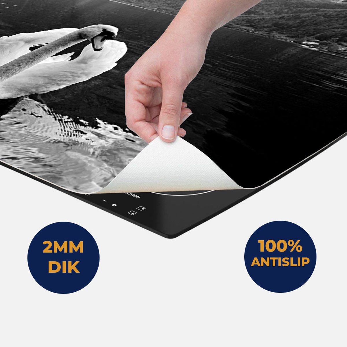 Chefcare Inductie Beschermer Zwaan op het Water in de Bergen - Zwart Wit - 57,6x51,6 cm - Afdekplaat Inductie - Kookplaat Beschermer - Inductie Mat