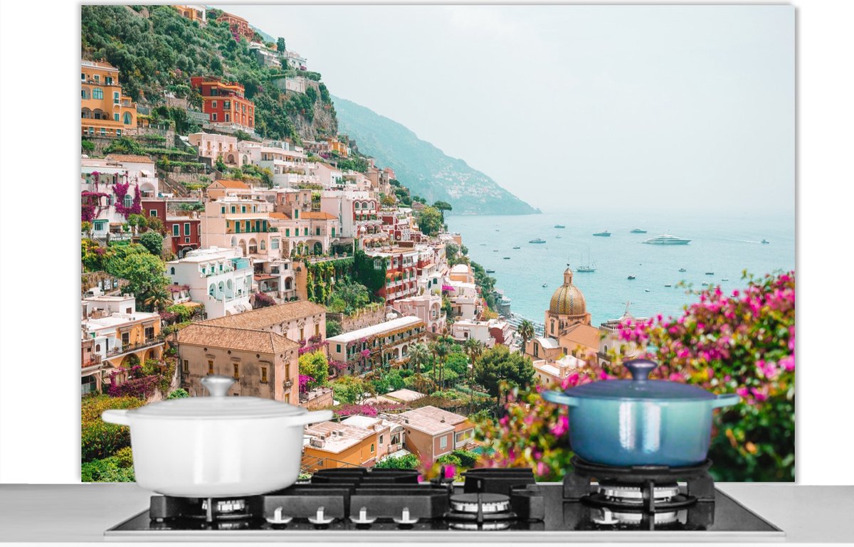 Spatscherm- Bloemen - Berg - Water - Dorp - Zee - Italië - Keuken decoratie - 120x80 cm - Muurbeschermer