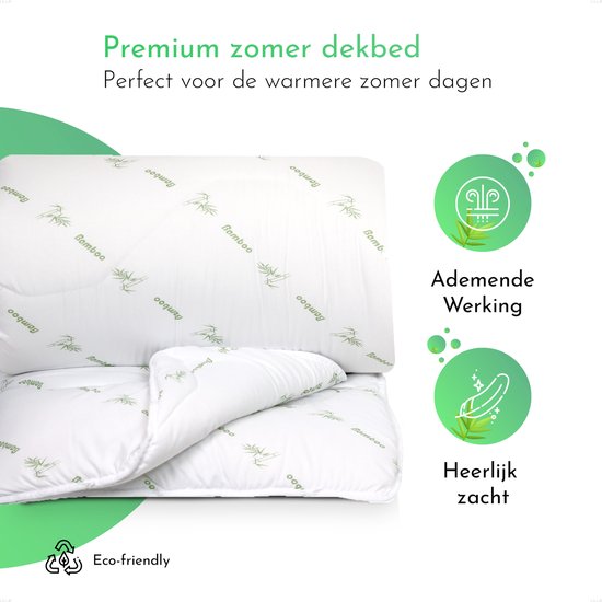 Witte zomerdekbed met een subtiel groen bamboe bladpatroon. Eco-friendly.