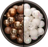 Bellatio Decorations Kerstballen mix - 74-delig - parelmoer wit en camel bruin - 6 cm - kunststof