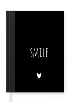 Notitieboek - Schrijfboek - Engelse quote "Smile" op een zwarte achtergrond - Notitieboekje klein - A5 formaat - Schrijfblok