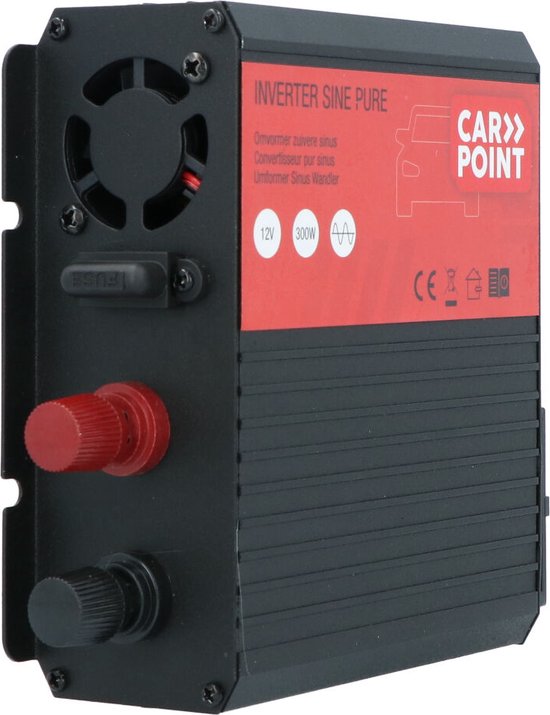 Zwarte Carpoint omvormer met rode en zwarte accuklemmen. Ventilatierooster aan de zijkant.