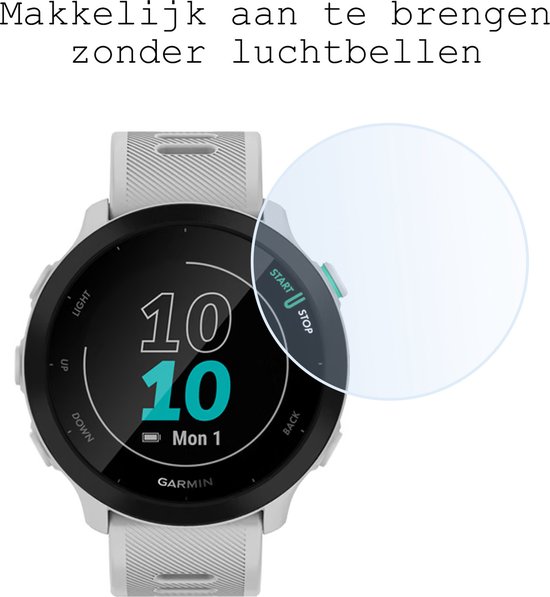 Een Garmin Forerunner 55 smartwatch met een screenprotector die erop wordt gelegd. Tekst: Makkelijk aan te brengen zonder luchtbellen.