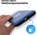 Blauwe telefoonkluis, gedemonstreerd met een hand die het vasthoudt, met een oplaadpictogram.