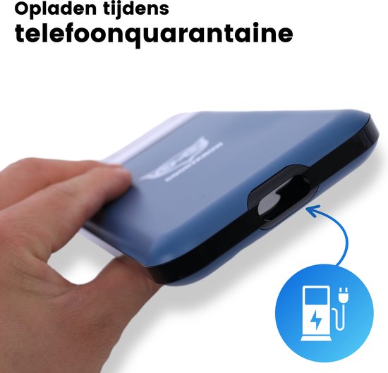 Blauwe telefoonkluis, gedemonstreerd met een hand die het vasthoudt, met een oplaadpictogram.