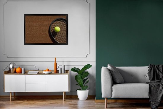 Affiche avec cadre Gros plan d'une balle de tennis sur une raquette - 90x60 cm