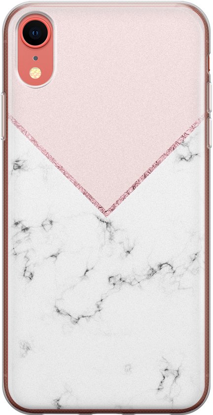 Coque de téléphone en marbre rose et blanc avec une ligne en zigzag rose pailleté et un haut rose.