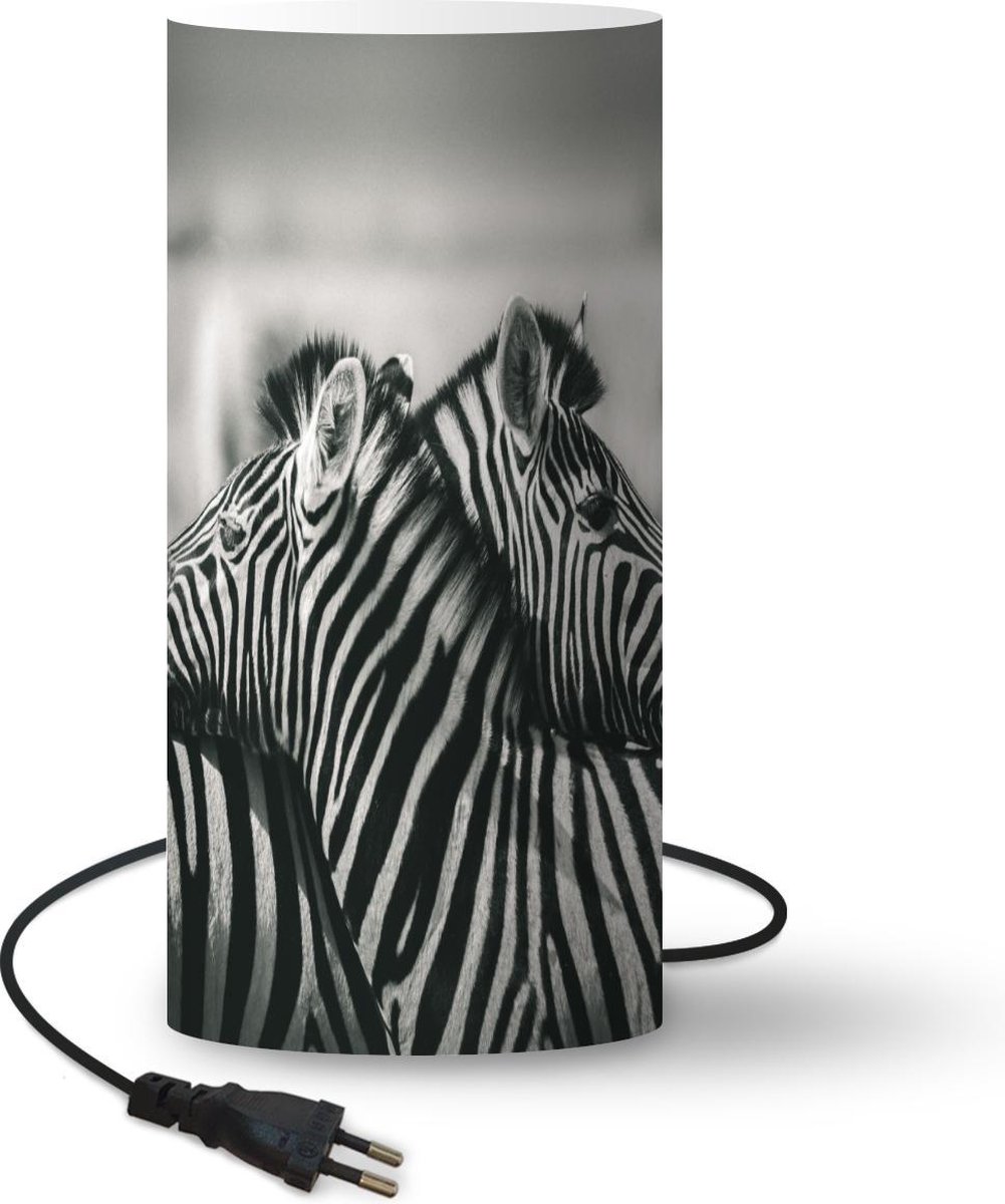 Lamp - Nachtlampje - Tafellamp slaapkamer - Knuffelende zebra's - 54 cm hoog - Ø24.8 cm - Inclusief LED lamp