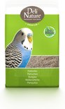Een zak Deli Nature Premium vogelvoer met op de voorkant een blauwe parkiet. Rechts een close-up van het voer.