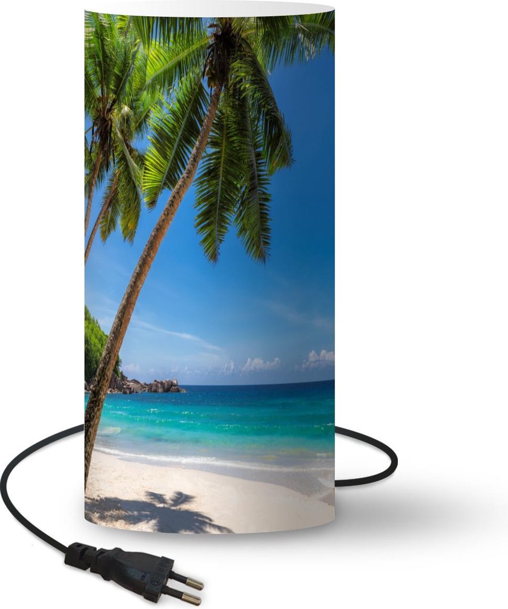 Lamp - Nachtlampje - Tafellamp slaapkamer - Strand - Palmboom - Zee - Eiland - 33 cm hoog - Ø15.9 cm - Inclusief LED lamp