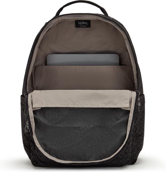 Open zwarte Kipling rugzak met patroon, laptopvak en Kipling logo.
