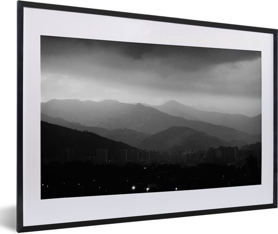 Fotolijst incl. Poster - Zwart-wit foto van bergen die Medellín in Colombia omringen - 60x40 cm - Posterlijst