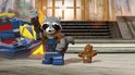 Rocket Raccoon Lego met een laserwapen en de kleine Lego Groot.