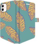 Apple iPhone 12 Hoesje - Portemonneehoesje  - Met pasjeshouder - Met Plantenprint - Tropische Blaadjes - Donkergroen