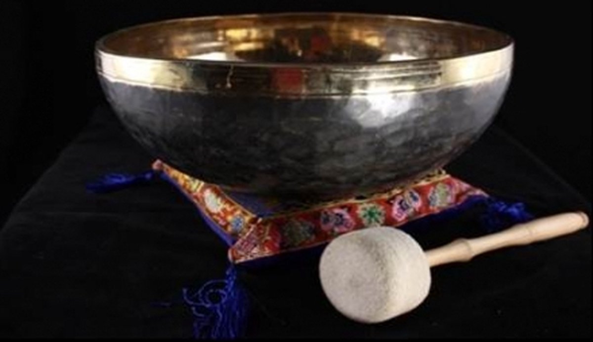 Klankschaal Ishana zwart/goud -- 3400-3600 g; 33 cm