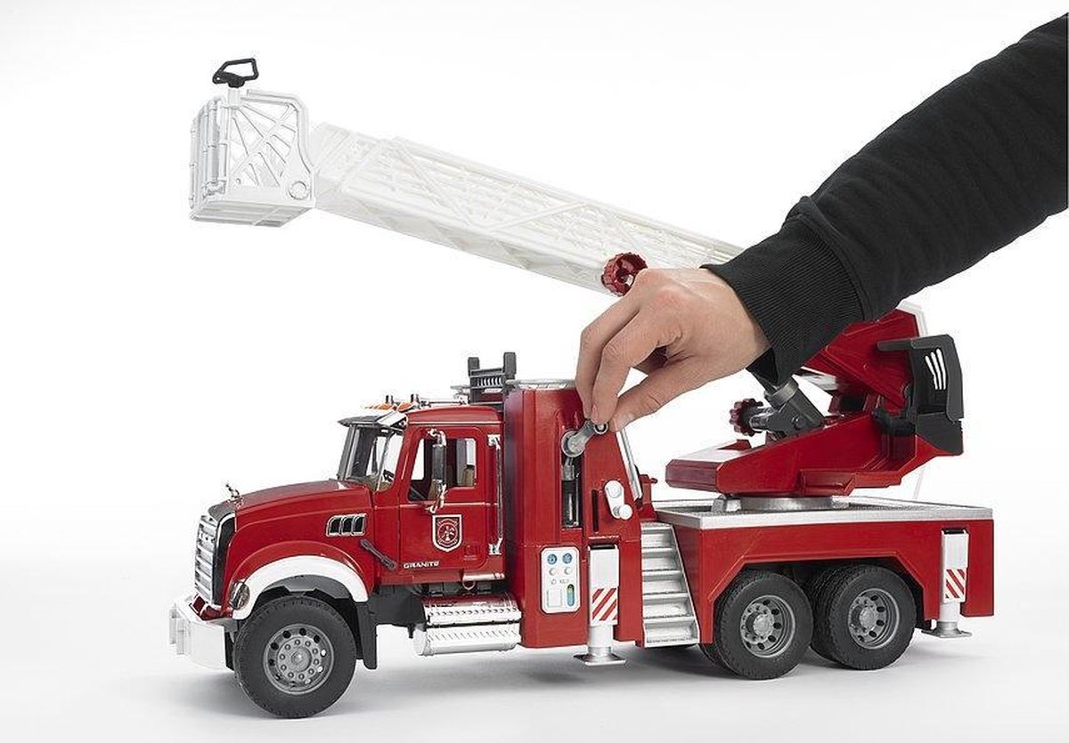 Bruder Mack Granite brandweerauto ladder en waterpomp — afbeelding 11