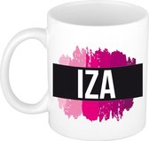Iza  naam cadeau mok / beker met roze verfstrepen - Cadeau collega/ moederdag/ verjaardag of als persoonlijke mok werknemers