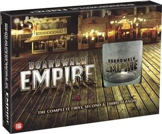 Boxset Boardwalk Empire met glas. Boardwalk Empire logo met "The Complete First, Second & Third Season" op de verpakking.