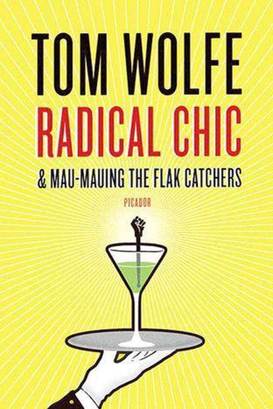 Livre "Radical Chic & Mau-Mauing the Flak Catchers" de Tom Wolfe avec un verre à martini surmonté d'un poing levé sur un plateau. Fond jaune.