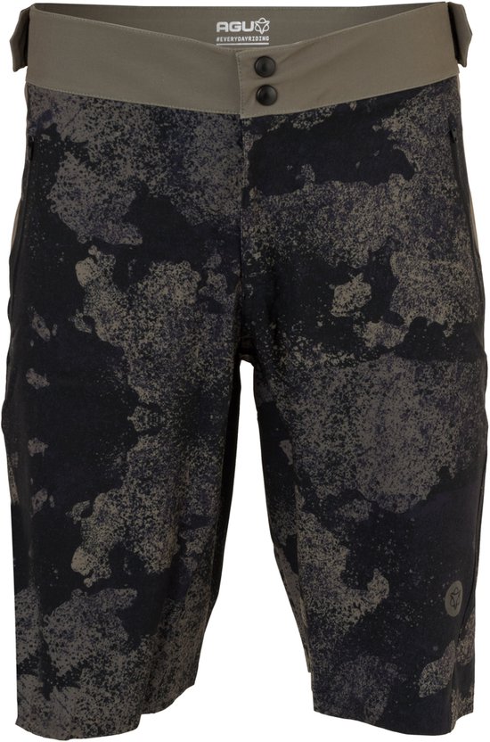 AGU heren MTB short in zwart met een groen en beige camouflagepatroon. De broek heeft een groene tailleband met knopen.