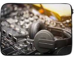 Laptophoes 13 inch - Grijze koptelefoon op een mengpaneel - Laptop sleeve - Binnenmaat 32x22,5 cm - Zwarte achterkant
