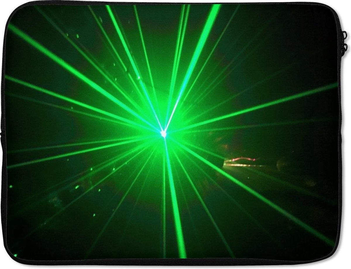 Laptophoes 17 inch - Groene gloed van een laserlicht - Laptop sleeve - Binnenmaat 41x28 cm - Zwarte achterkant