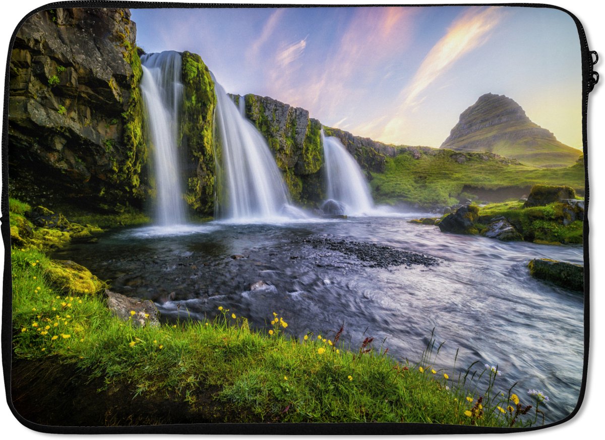 Laptophoes 14 inch - Waterval in IJsland - Laptop sleeve - Binnenmaat 33x23 cm - Zwarte achterkant