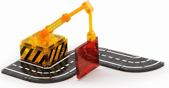 Een gele hijskraan van Magna-Tiles tilt een rood blok op een speelgoedweg, met transparante gele en oranje blokken.