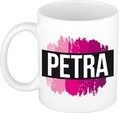 Petra  naam cadeau mok / beker met roze verfstrepen - Cadeau collega/ moederdag/ verjaardag of als persoonlijke mok werknemers