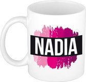 Nadia  naam cadeau mok / beker met roze verfstrepen - Cadeau collega/ moederdag/ verjaardag of als persoonlijke mok werknemers