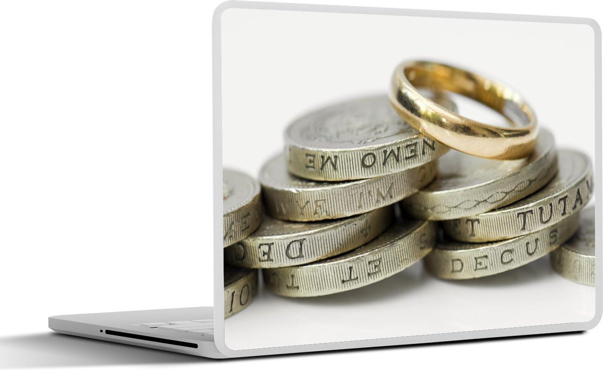 Afbeelding van product SleevesAndCases  Laptop sticker - 14 inch - Een trouwring ligt boven op de munten van de Britse pond