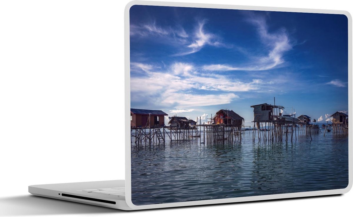 Afbeelding van product SleevesAndCases  Laptop sticker - 13.3 inch - Paalwoningen in het water onder een blauwe hemel
