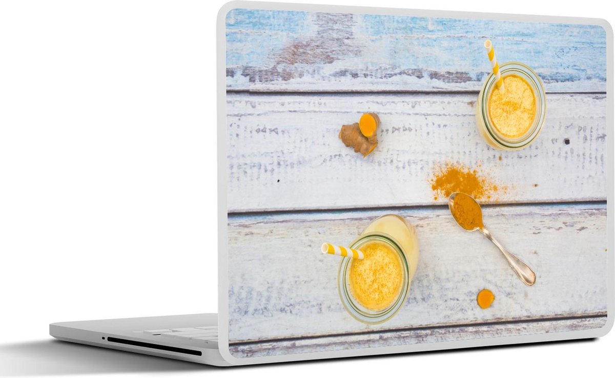 Afbeelding van product SleevesAndCases  Laptop sticker - 15.6 inch - Aromatische poeder afkomstig van de kurkuma op een houten tafel