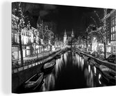 Canvas Amsterdam - Grachtenpand - Water - Boten - Nacht - 120x80 cm - Muurdecoratie
