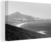 Canvas Schilderij Uitzicht vanaf Degollada de Pecenescal op het strand van Fuerteventura - zwart wit - 60x40 cm - Wanddecoratie