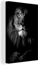 Canvas Schilderij Close-up van een leeuw op een zwarte achtergrond - zwart wit - 20x30 cm - Wanddecoratie