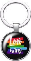 Pride Sleutelhanger - "Love Wins" - signaal tegen haat en onverdraagsaamheid - LGBT - MET GESCHENKZAKJE