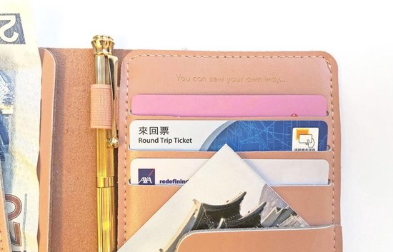 Portefeuille de voyage en cuir Stitch Chasing Threads à personnaliser soi-même - Rose environ H 20 cm x 11 cm x 1,5 cm // Portefeuille de voyage Stitch - Pink